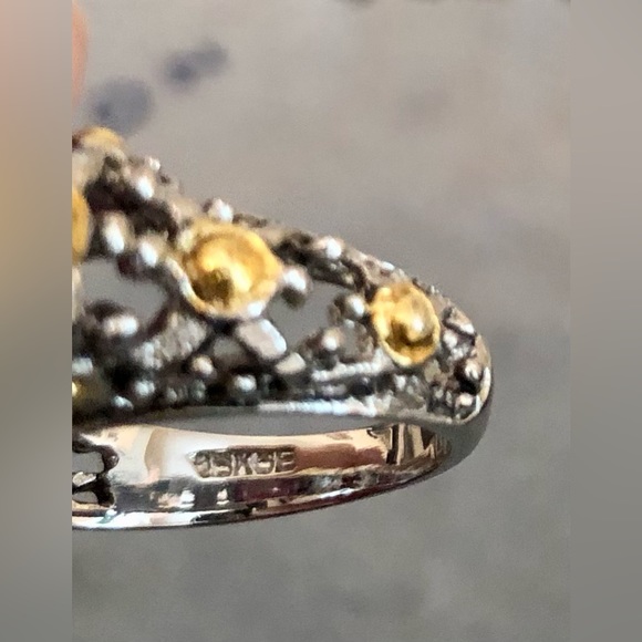 Beautiful Faceted Purple Stone 18KGE Ring - Picture 4 of 11